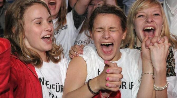 Lena-Fans rasten beim Public Viewing in Hannover aus.