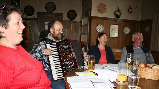 Erika Schlotterbeck (links) will eine alte Eninger Tradition wiederbeleben: Lumpenlieder singen.  FOTO: HAILFINGER