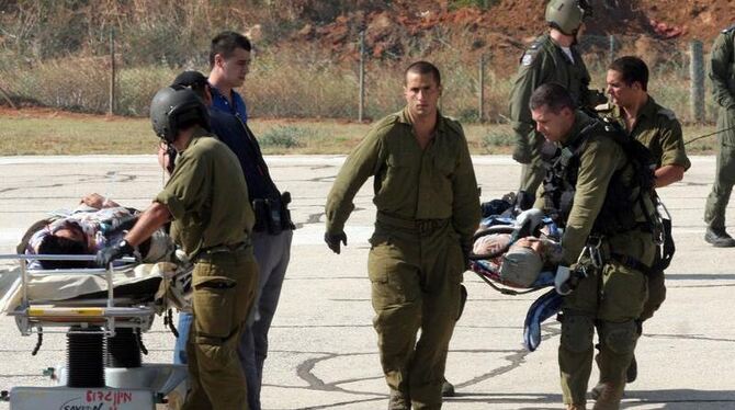 Israelische Soldaten bringen Verwundete in ein Hospital in Tel Aviv.