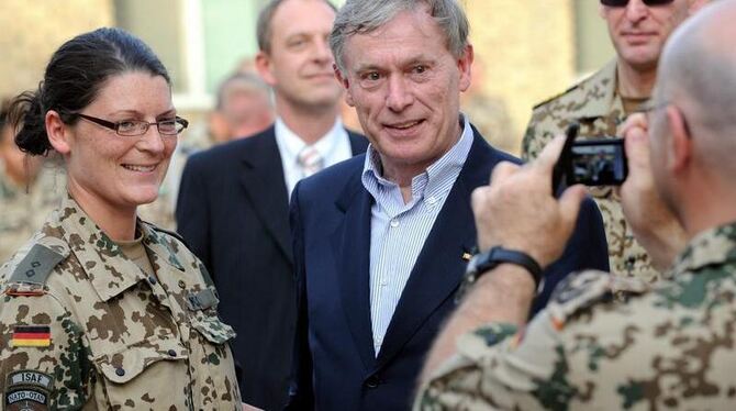 Bundespräsident Horst Köhler, hier bei einem Besuch im Mai 2010 im Bundeswehr-Camp im afghanischen Masar-i-Scharif, hatte mit