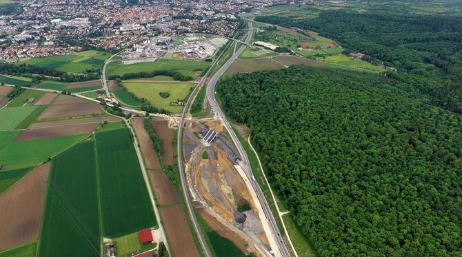 Der Knoten B 28/312 im derzeitigen Zustand: am unteren Bildrand beginnen die beiden neu angelegten Fahrspuren Richtung Reutlinge