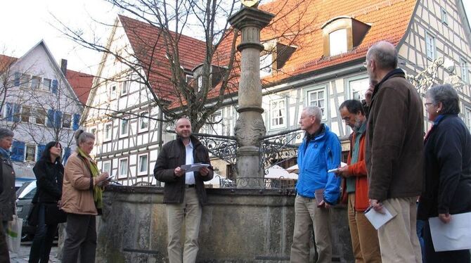 Stadtarchivar Steffen Dirschka, Mitte, hat die Stadtführerausbildung in Münsingen maßgeblich vorbereitet. GEA-FOTO: OELKUCH