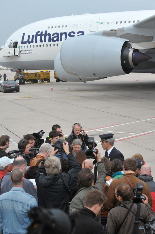 Riesen-Airbus A 380 in Stuttgart