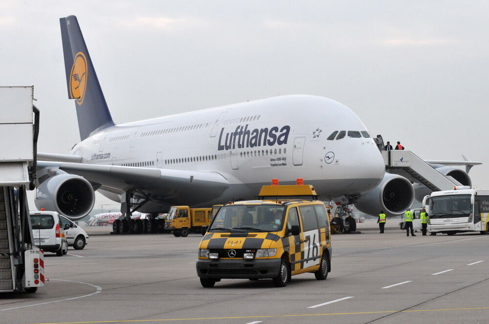 Riesen-Airbus A 380 in Stuttgart