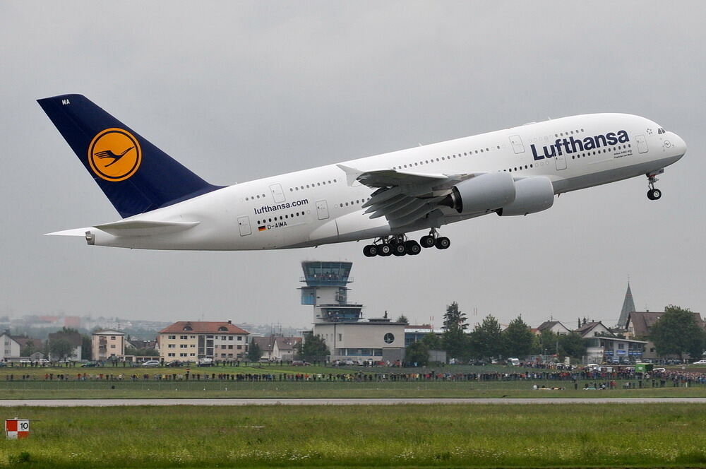 Riesen-Airbus A 380 in Stuttgart