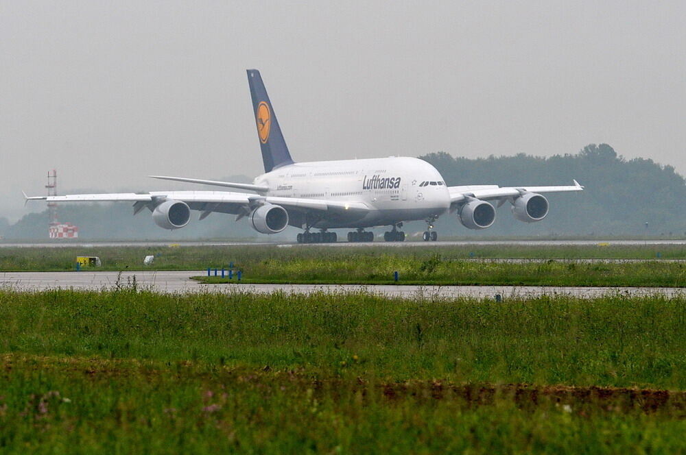 Riesen-Airbus A 380 in Stuttgart