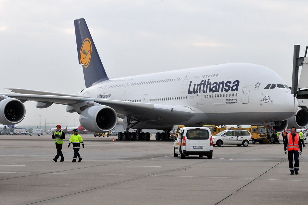 Riesen-Airbus A 380 in Stuttgart