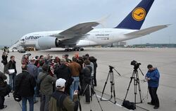 Riesen-Airbus A 380 in Stuttgart