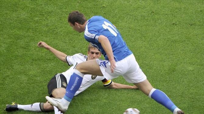 Philipp Lahm (l) schlägt an der Seitenauslinie Edin Dzeko von Bosnien-Herzegowina den Ball weg.