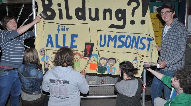 Das Reutlinger Bildungsstreikteam bei der Arbeit: In der Zelle werden die Plakate gemalt .  FOTO: NIETHAMMER