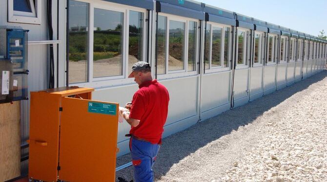 Prüft noch einmal die Technik für die Containerklassenräume: Geo Pflumm, Elektriker und stellvertretender Bürgermeister. FOTO: P