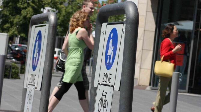 An die neue Fußgängerzone in Metzingen am Wochenende muss man sich noch gewöhnen.  FOTO: DÜRR