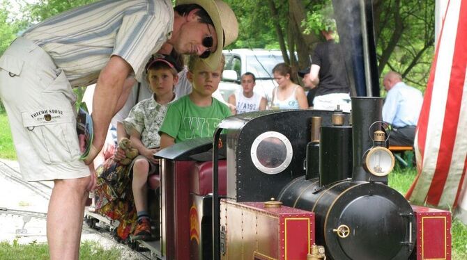 Eisenbahn - das fasziniert immer - ob Groß, ob Klein, ob in Groß oder Miniatur. GEA-FOTO: THOMAS BARAL