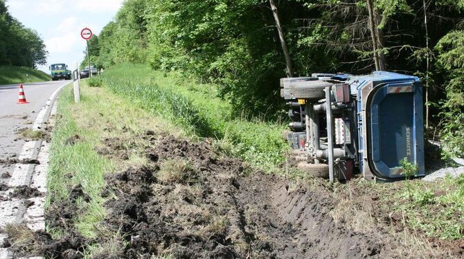 Umgekippt ist ein voll beladener Kieslaster auf der B 465 bei Bernloch.