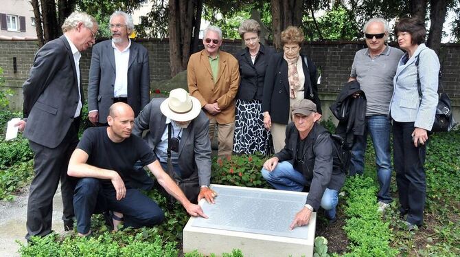 Die Oberbürgermeisterin mit Angehörigen der KZ-Opfer vor der neuen Namenstafel am Grab-/Mahnmal Unter den Linden. Rechts neben B