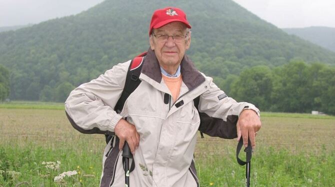 Er läuft und läuft und läuft: Lothar Sauer ist Wanderführer beim Schwäbischen Albverein in Bad Urach. Auf dem Bild ist er vor de