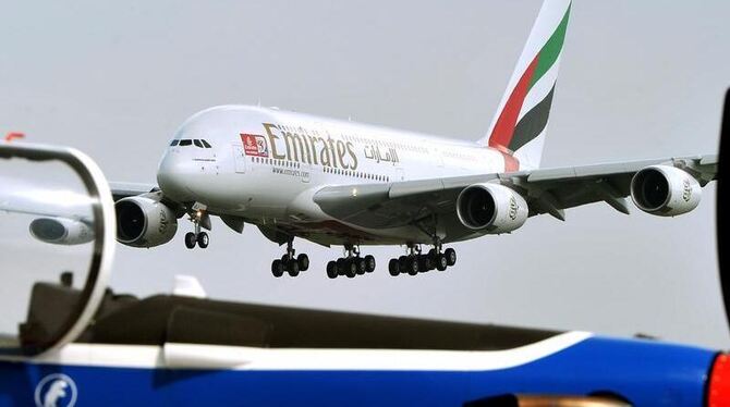 Ein Airbus A380 der Fluggesellschaft Emirates landet auf der Luftfahrtschau ILA 2010 im brandenburgischen Schönefeld. 