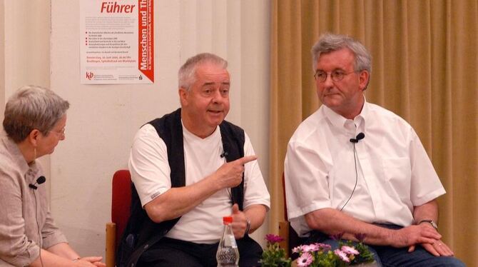 Leipzigs früherer Nikolaikirchenpfarrer Christian Führer (Mitte) im Gespräch mit Iris und Bernhard Bosold. FOTO: THOMYS