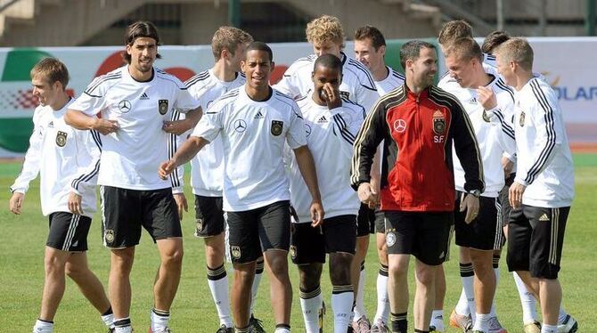 Die deutsche Fußball-Nationalmannschaft hat beim Training viel Spaß.