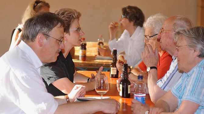 Betzingens Bezirksbürgermeister Thomas Keck und OB Barbara Bosch im Gespräch mit den Bürgern. FOTO: TRINKHAUS