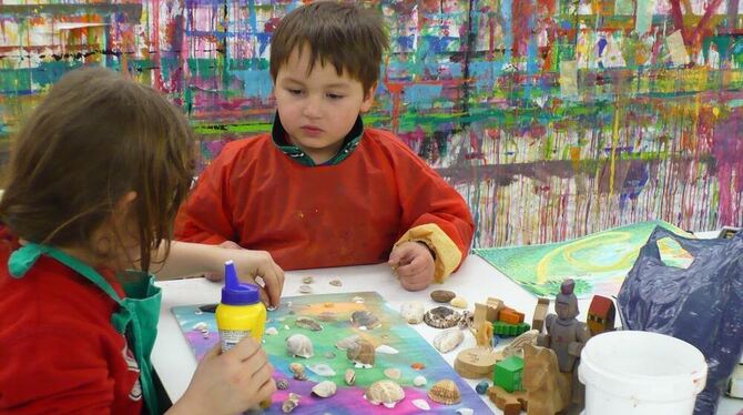 Kreative Entfaltung statt Druck-Blockaden: Gemeinsame Ziele von Kinderschutzbund und Integrativer Kunstwerkstatt.  FOTO: PR