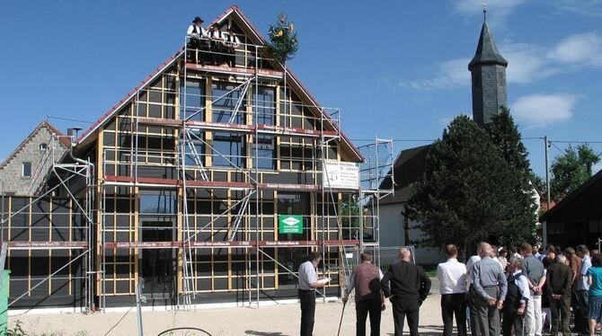 Baufest fürs Bürgerhaus mit Dank, Segen und guten Wünschen.  GEA-FOTO: JSG