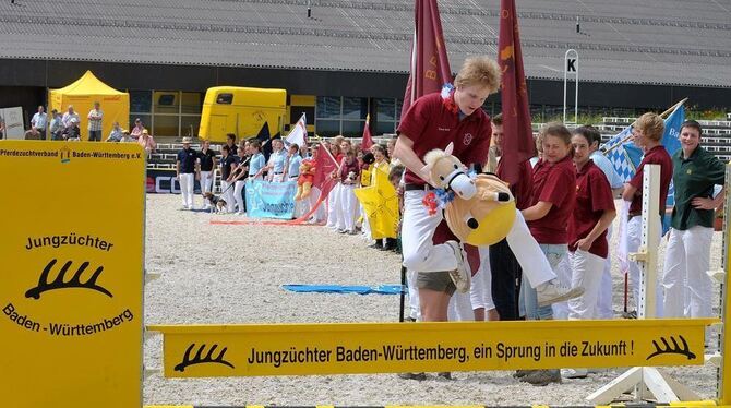 Jux und Partystimmung bei der Parade der Jungzüchter in der Marbacher Arena. Ein Hannoveraner springt mit Maskottchen übers Hind