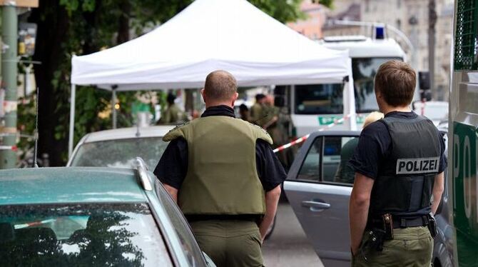 Polizisten sichern in Berlin den Tatort.