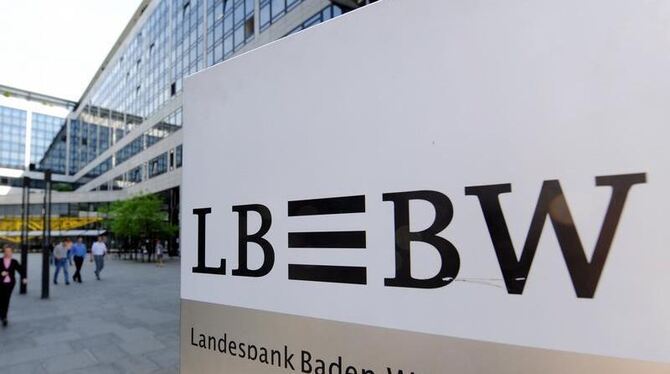 Das Logo der Landesbank Baden-Württemberg (LBBW) vor dem Gebäude der Zentrale in Stuttgart.