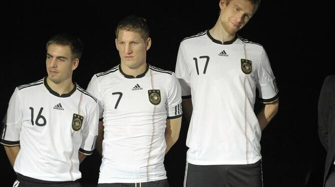 Lahm, Schweinsteiger und Mertesacker (v.l.) im neuen DFB-Trikot.