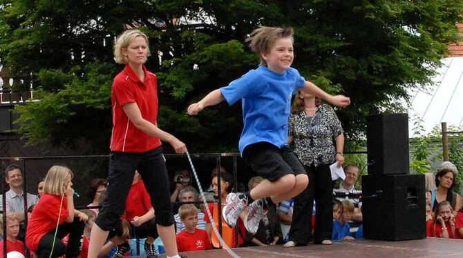 Unterhaltung mit und vor allem auch für Kinder: Beim »Rope Skipping« überzeugten die Schüler des Bildungshauses auf der Bühne.