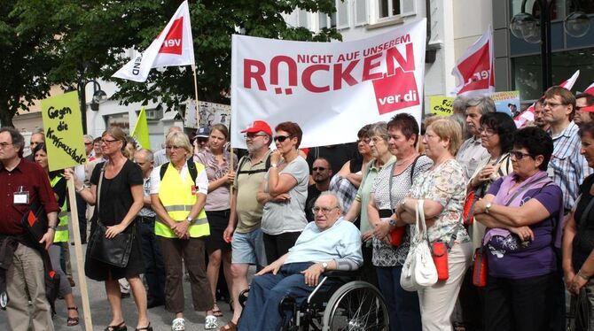 »Gerecht geht anders«, meinten die Demonstrierenden auf dem Reutlingen Marktplatz. FOTO: STRÖHLE