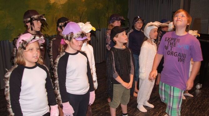 Gut gelaunte Eninger Achalm-Finken beim Kinderchortreffen des Chorverbands Ludwig Uhland in der Uhlandschule Neuhausen. FOTO: SA