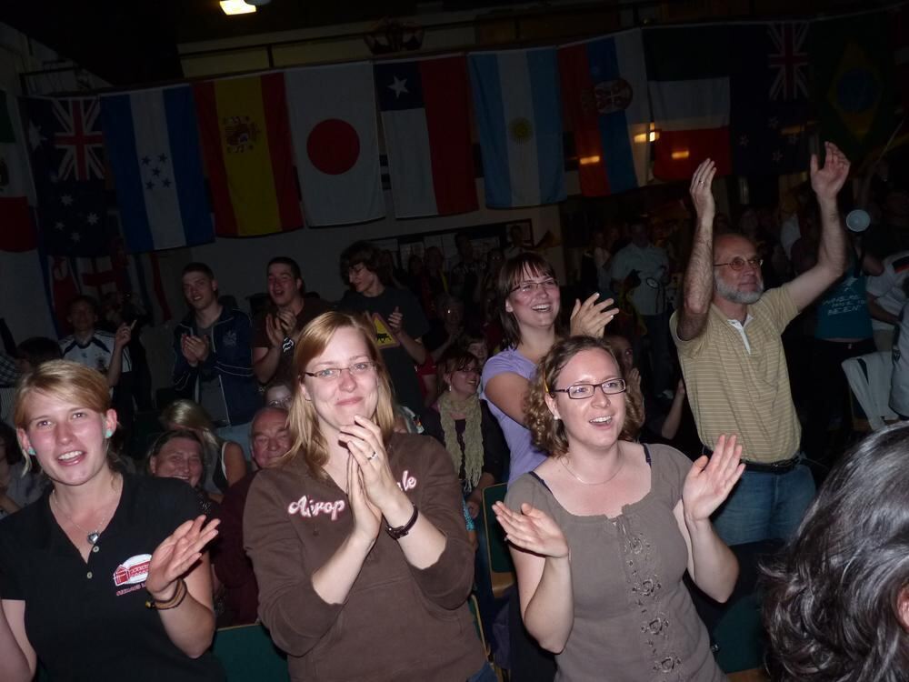 Fußball-Fieber im Gemeindesaal der Reutlinger Baptisten.