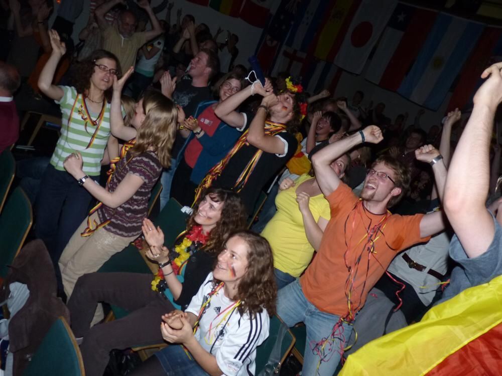 Fußball-Fieber im Gemeindesaal der Reutlinger Baptisten.