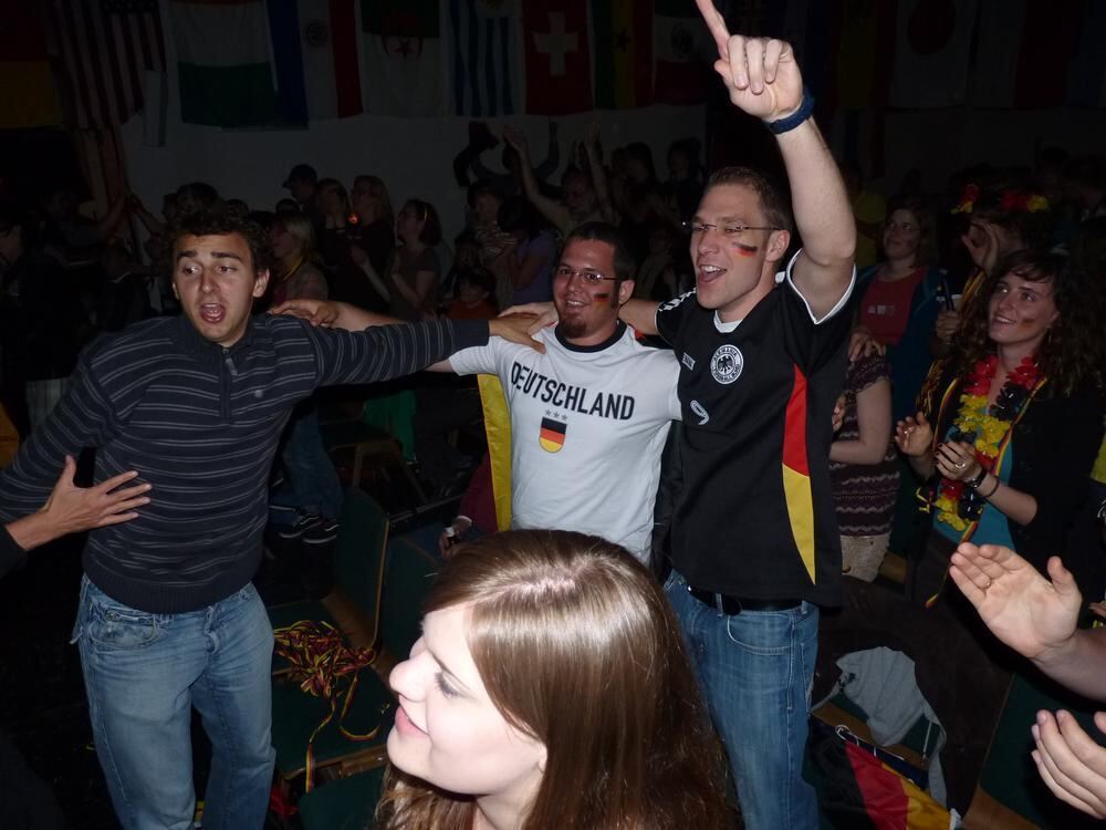 Fußball-Fieber im Gemeindesaal der Reutlinger Baptisten.