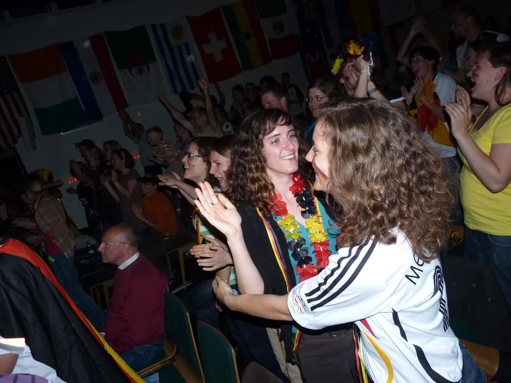 Fußball-Fieber im Gemeindesaal der Reutlinger Baptisten.