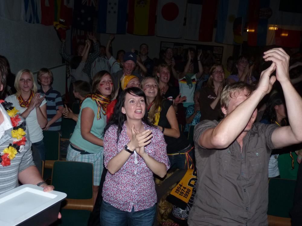 Fußball-Fieber im Gemeindesaal der Reutlinger Baptisten.