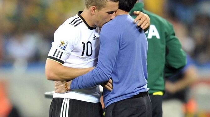 Lukas Podolski herzte nach dem Sieg gegen Australien seinen Trainer Joachim Löw.