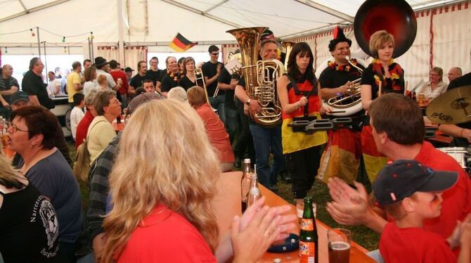 Schwung und Stimmung beim Undinger Kirchbergfest. FOTO: LEIPPERT