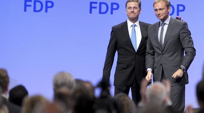 Der FDP-Vorsitzende Guido Westerwelle und Generalsekretär Christian Lindner (r) in Köln.