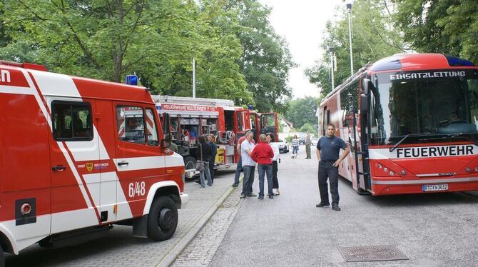 Die rollenden roten Riesen der Feuerwehr beeindruckten das Publikum in Rommelsbach. FOTO: STÖRK