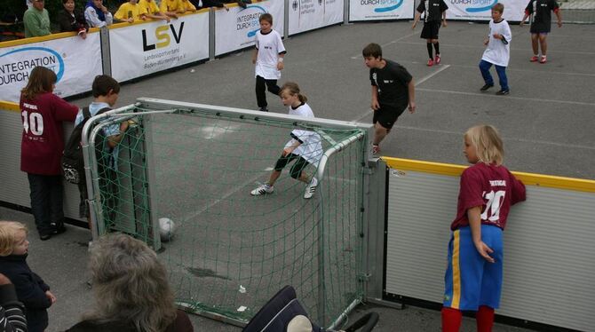 Metzingens Kelternplatz als internationales Stadion: Straßenfußball für Toleranz.  FOTO: PR