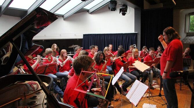 Einen feurigen Hörgenuss bot die Pennäler-Bigband in der Zehntscheuer. FOTO: PK