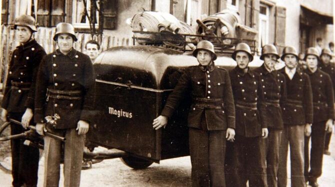 Feuerlöschen war damals noch eine gemütliche Sache. Heute steht den Engstingern moderne Technik zur Verfügung.  FOTO: PR