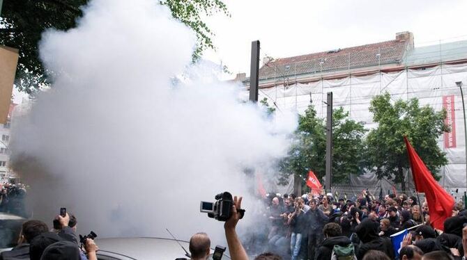 Bei einer Großdemonstration gegen Sozialabbau wurden Polizisten mit einer Splitterbombe angegriffen.