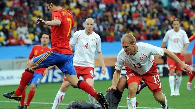 Torhüter Diego Benaglio (M.) ist vor Spaniens David Villa (l) zur Stelle.