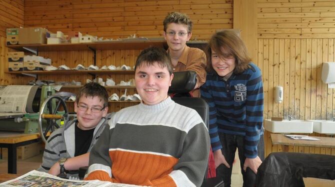 Samuel Schönbucher (Mitte) mit seinen Freunden und Klassenkameraden im Kunstunterricht im Gammertinger Gymnasium. FOTO: PRIVAT