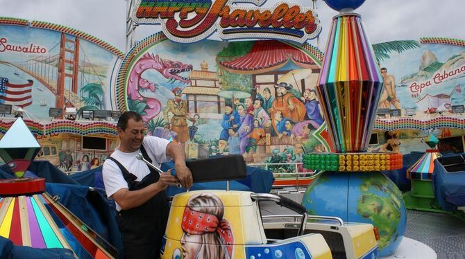 Letzte Handgriffe fürs Sommerfest: gestern wurde noch geschraubt, heute gehts los. FOTO: STÖRK