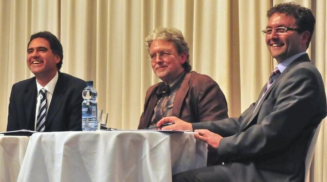 Thomas Hölsch, links, und Michael Bulander, rechts, wollen in Mössingen Oberbürgermeister werden. Moderator Ernst Bauer konfront